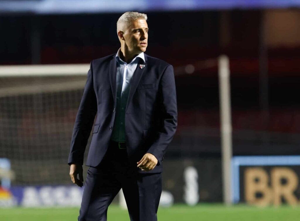 São Paulo vence Fortaleza com um a menos e Crespo exalta superação