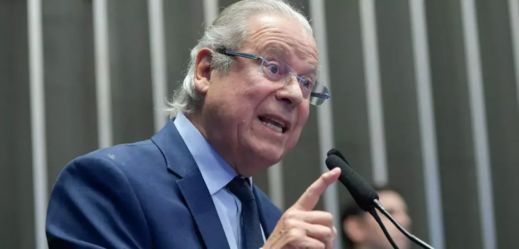 José Dirceu defende prisão domiciliar de Bolsonaro