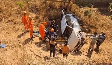 Carro sai da pista e despenca em ribanceira na Serra do Vale Verde em Primavera do Leste