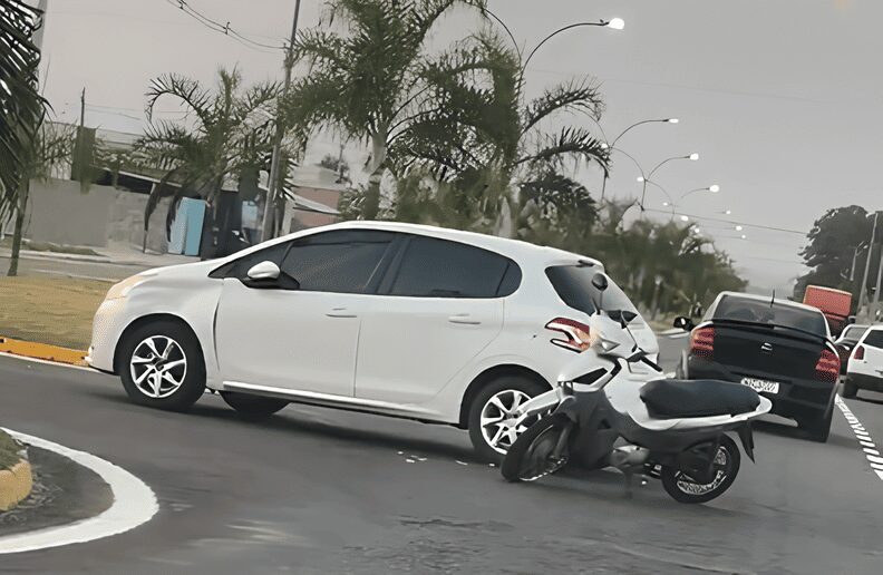 Acidente entre carro e moto é registrado na avenida Eldevir Victorino em Primavera do Leste; veja vídeo