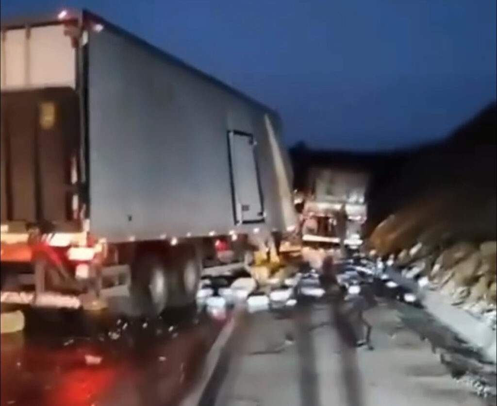 Engavetamento com 3 caminhões na BR-381 deixa 2 mortos