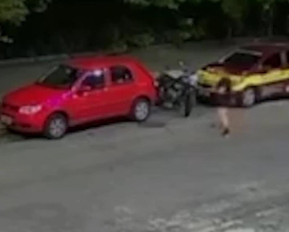 Câmeras flagram assalto a mulher na porta de academia em SP