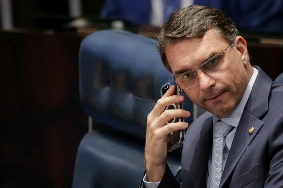 Além de vídeo, Flávio Bolsonaro ligou para Nikolas e Eduardo