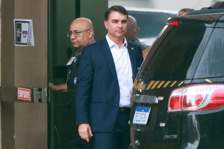 Entenda o que Muda com a Habilitação de Flávio Bolsonaro Como Advogado do Pai