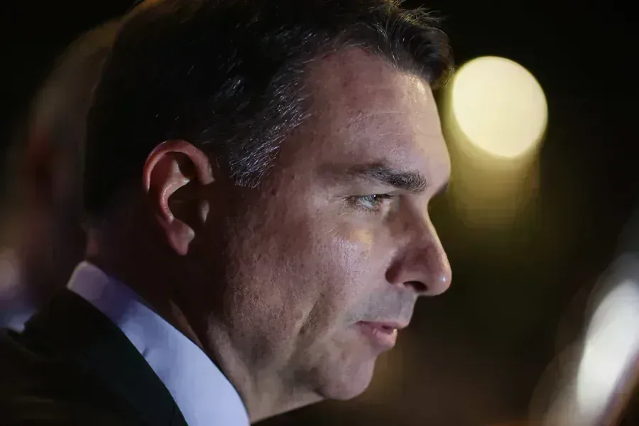 Flávio Bolsonaro formaliza defe… e mexe com o debate político que afeta o dia a em destaque